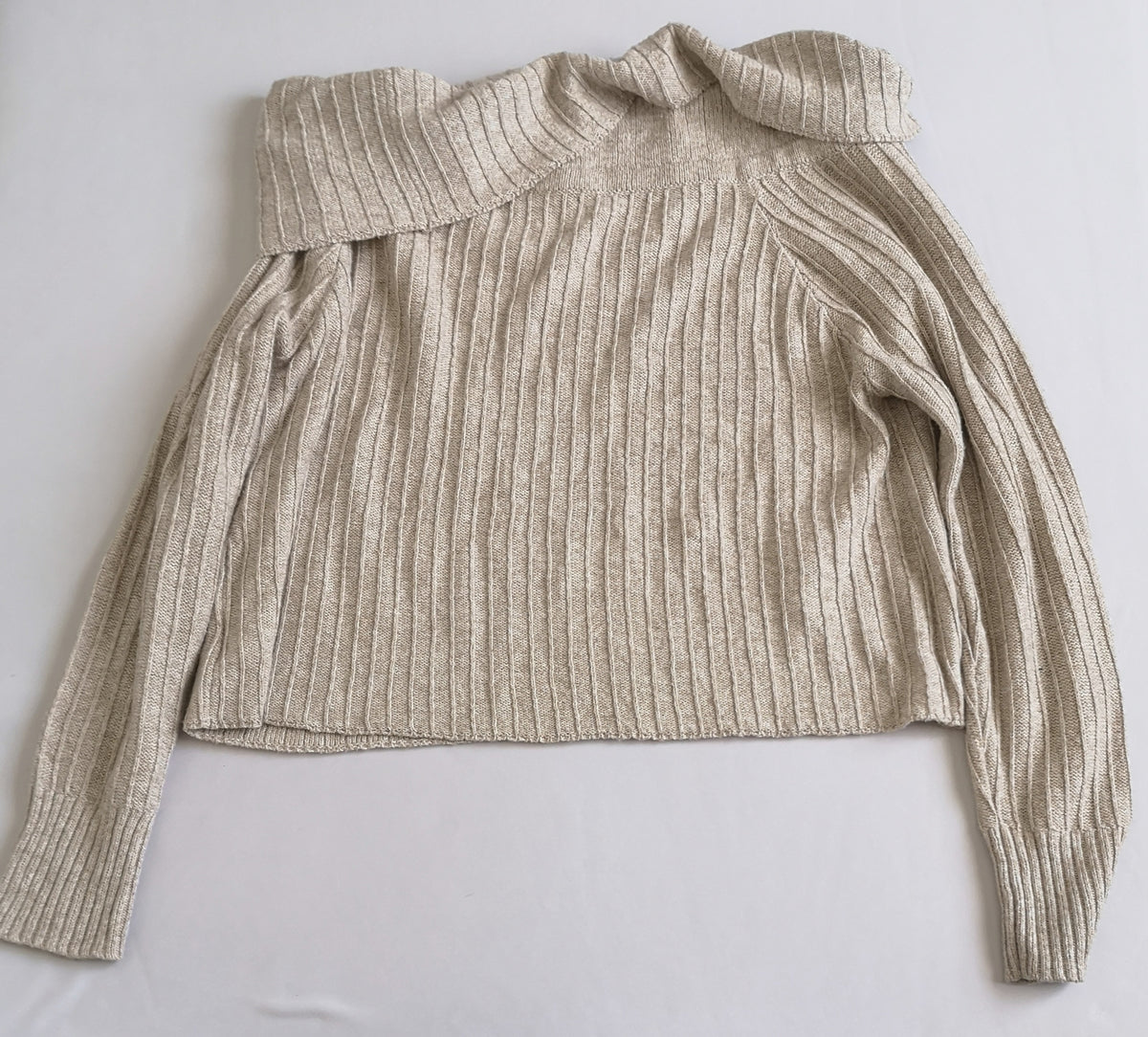 Pantalón corte recto con blusa hombros descubiertos