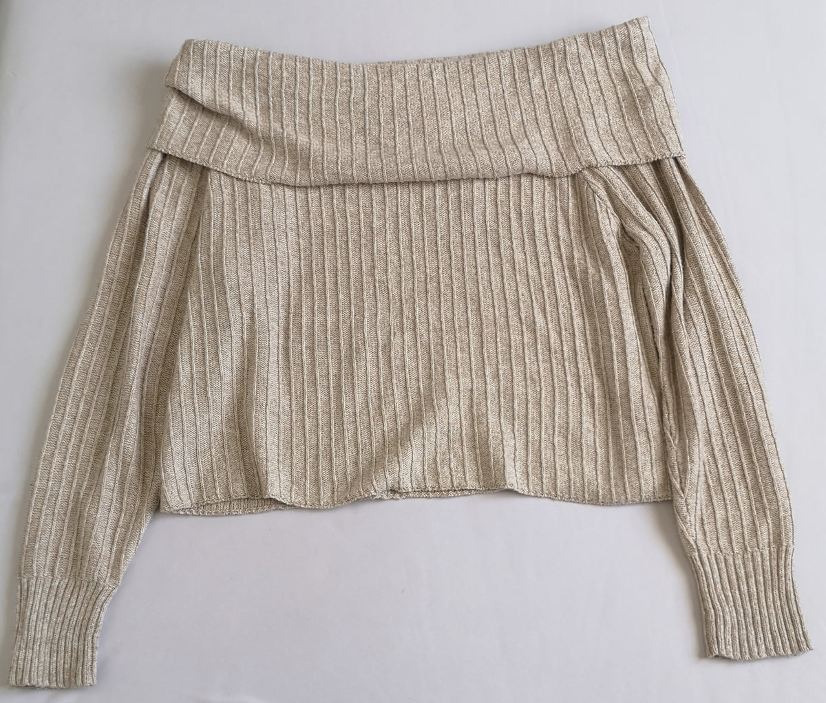 Pantalón corte recto con blusa hombros descubiertos