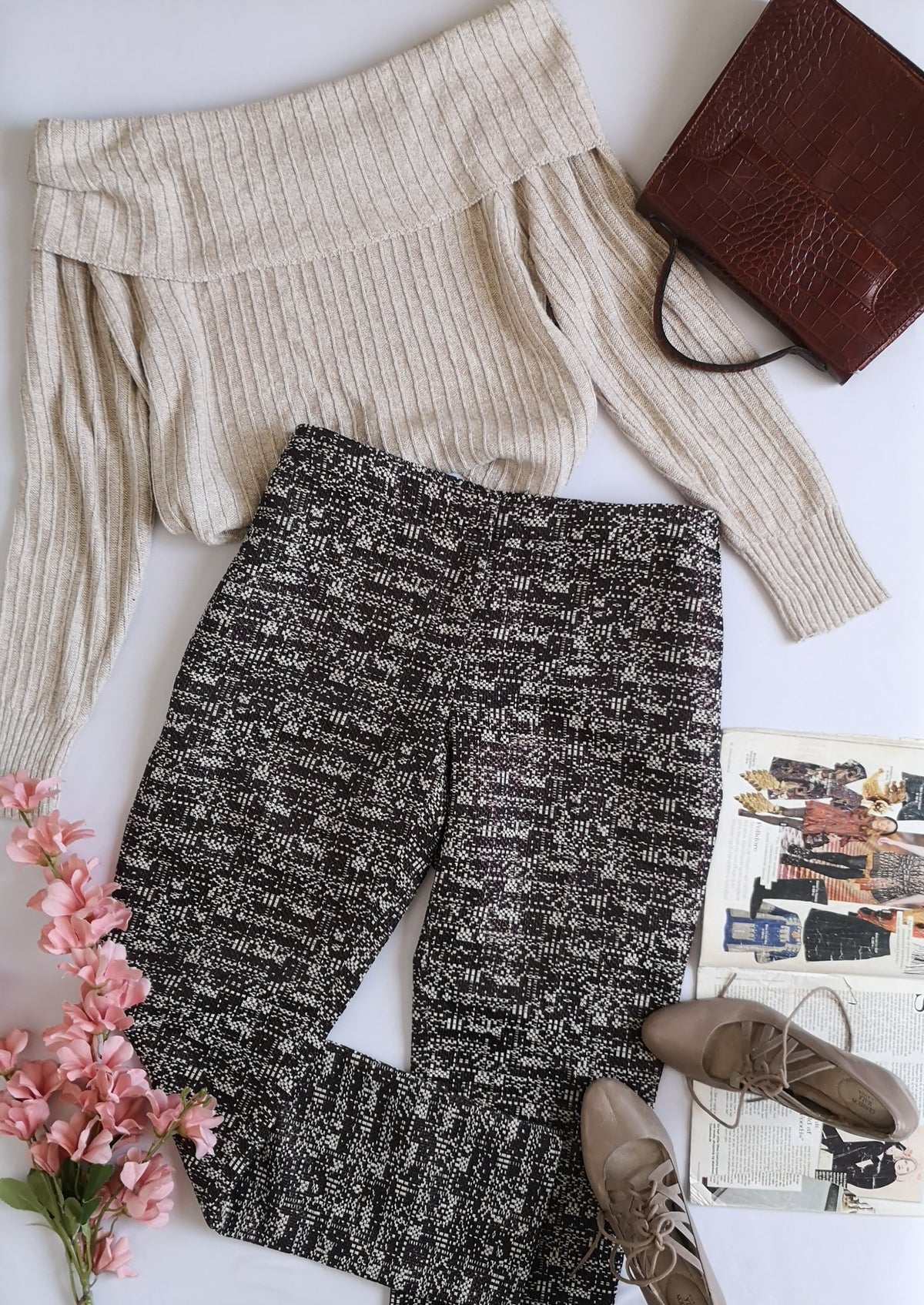 Pantalón corte recto con blusa hombros descubiertos